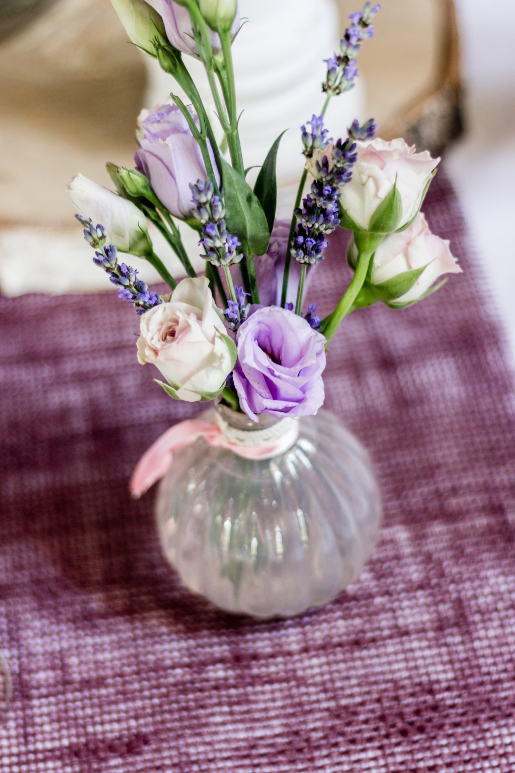kleine Vase mit violettem Blumenstrauß