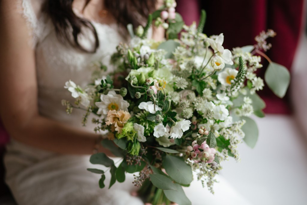 üppiger Frühlings-Brautstrauß in Weiß und Grün