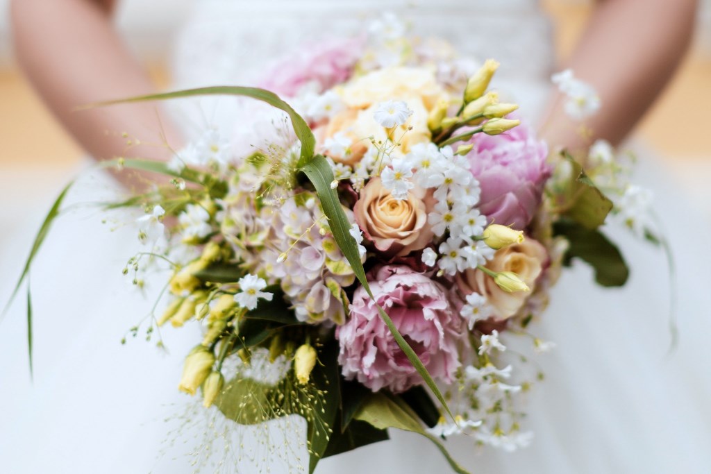 Frühlings-Brautstrauß in zarten Pastelltönen