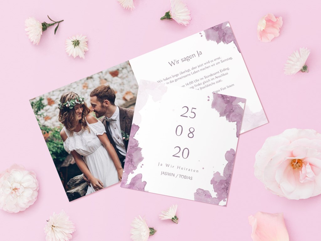 Hochzeitseinladungskarte mit Blumen und Foto